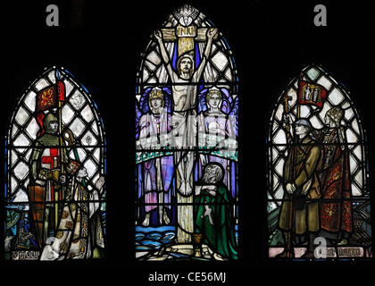 Il vetro macchiato (Douglas Strachan) che ricordano il sacrificio di soldati con la prima Grande Guerra (1914-18), Dunblane Cathedral, Scozia Foto Stock