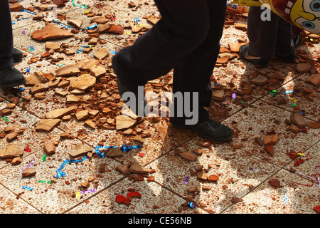 Megalo Savatto (Sabato di Pasqua), gettando pentole, Corfu, Isole Ionie, Grecia Foto Stock