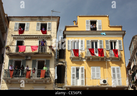 Megalo Savatto (Sabato di Pasqua), gettando pentole, Corfu, Isole Ionie, Grecia Foto Stock