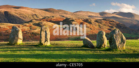 Megalitico pietre permanente a Castlerigg Stone Circle, Lake District, Cumbria, Inghilterra. In autunno (novembre 2011). Foto Stock