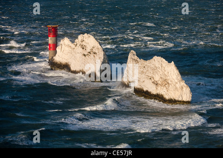 Gli aghi faro durante le tempeste, Isola di Wight in Inghilterra. In autunno (novembre 2011). Foto Stock