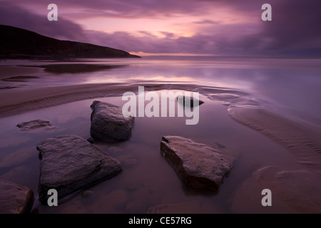 Crepuscolo sulla spiaggia Southerndown, Glamorgan Heritage Coast, Wales, Regno Unito. Inverno (dicembre 2011). Foto Stock