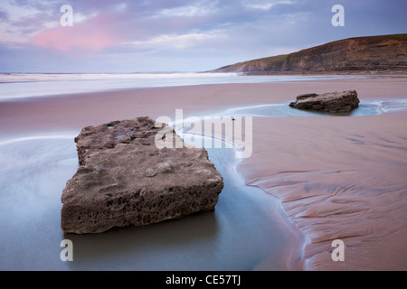 Rockpools sulla spiaggia sabbiosa di Dunraven Bay, Southerndown, Glamorgan, Wales, Regno Unito. Inverno (dicembre 2011). Foto Stock