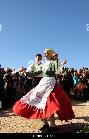 Danze tradizionali su Pulire lunedì a Filopappou Hill, Atene, Attica, Grecia Foto Stock