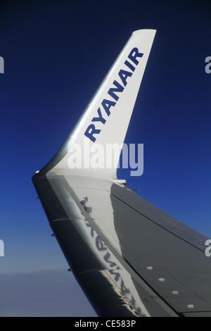 L'ala punta il logo della compagnia aerea bilancio Ryanair Boeing 737 800 aeromobili piano aereo in volo. Foto Stock