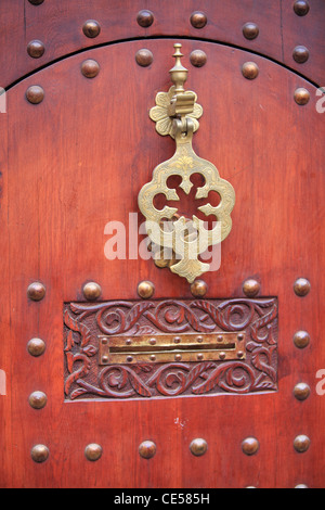 Un ornato porta in ottone respingente in Marrakech, Marocco Foto Stock
