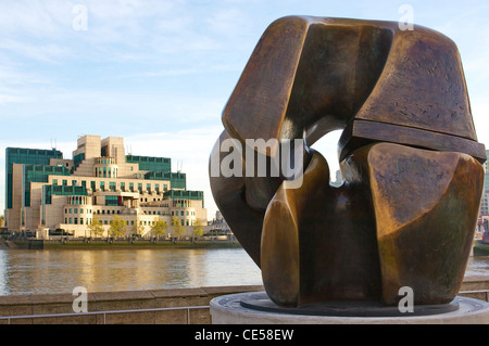 La scultura in bronzo ' pezzo di bloccaggio ' da H Moore sulla sponda nord del Tamigi dalla Tate Britain con il MI6 edificio di fronte Foto Stock