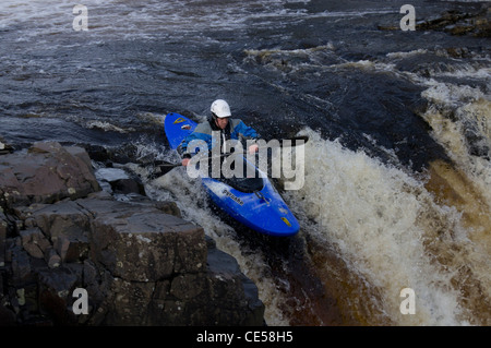 Kayaker su una cascata in Teesdale, Inghilterra Foto Stock