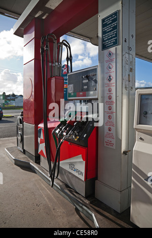 Caltex pompe di carburante in una stazione di benzina, garage e il piazzale antistante nel Northland e North Island, Nuova Zelanda Foto Stock