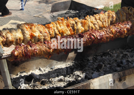 La tostatura I Kokoretsi, piatto costituito prevalentemente di agnello o capretto intestini, Pasqua, Zante, Isole Ionie, Grecia Foto Stock