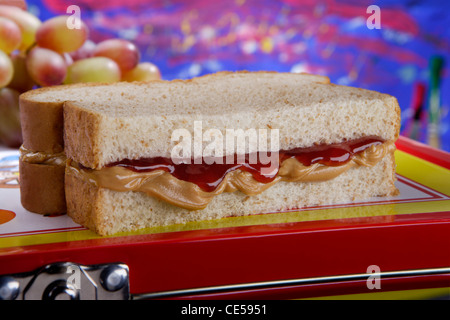 Sandwich al burro di arachidi con scatola di pranzo Foto Stock