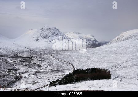 Vista da Stob Beinn un Chrulaiste verso Stob nan Cabar e le tre sorelle in inverno, Glencoe, Highlands scozzesi Foto Stock