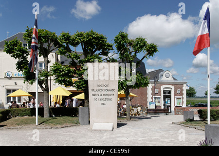 Place Guillaume Le Conquérant, Saint-Valery-sur-Somme, con l'Office de Tourisme Foto Stock