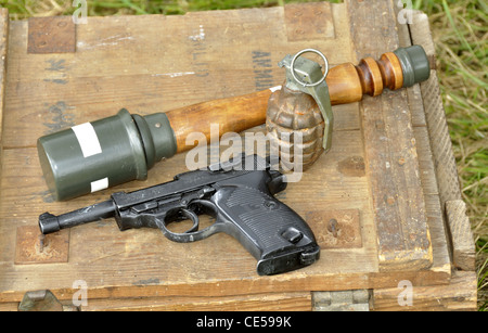 U. S. armata di pistola e granate, scena la ricostruzione, la liberazione della città di Oisseau, la II Guerra Mondiale (Mayenne, Francia). Foto Stock