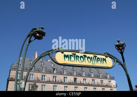 Segno della stazione della metropolitana vicino al museo del Louvre e la vista dell'Hotel du Louvre, Parigi, Francia Foto Stock