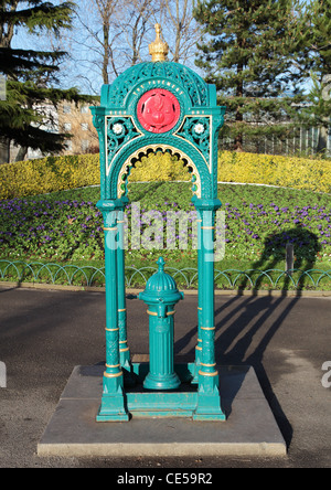 Victorian in ghisa fontana potabile entro Mowbray Park Sunderland North East England Regno Unito Foto Stock