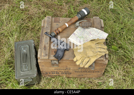 Stati Uniti Armata di pistola e granate, scena la ricostruzione, la liberazione della città di Oisseau, la II Guerra Mondiale (Mayenne, Francia). Foto Stock