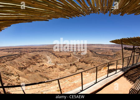 Vista attraverso il Fish River Canyon dal punto di vista vicino a Hobas nel sud della Namibia. Foto Stock