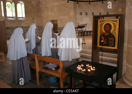 Vista della preghiera delle monache all interno della chiesa della moltiplicazione dei pani e dei pesci, Tabgha, Israele Foto Stock