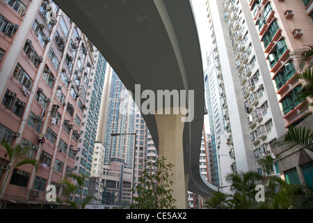 Guardando verso l'alto da sotto la strada di overhead serpeggiando tra highrise edifici di hong kong RAS di Hong kong cina asia Foto Stock