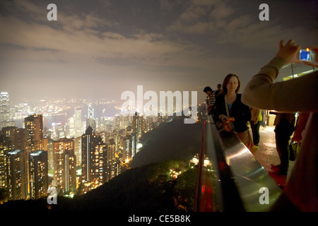 Turisti femmina di scattare le foto dal cielo terrazza sul picco di hong kong RAS di Hong kong cina asia Foto Stock