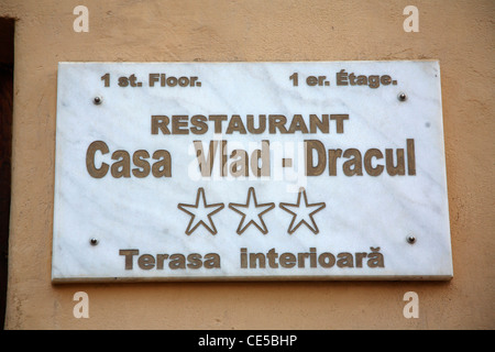L'Europa, Romania, Sighisoara, il segno del Ristorante Casa Vlad Dracul su una casa dove Vlad Tepes conosciuto anche come Dracula è nato Foto Stock