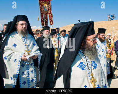 Il patriarca greco ortodosso partecipa al battezzando rituale durante l'Epifania a Qaser el yahud , Israele Foto Stock