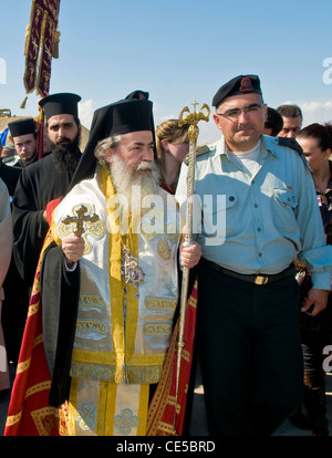 Il patriarca greco ortodosso partecipa al battezzando rituale durante l'Epifania a Qaser el yahud , Israele Foto Stock