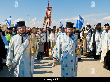 Il patriarca greco ortodosso partecipa al battezzando rituale durante l'Epifania a Qaser el yahud , Israele Foto Stock