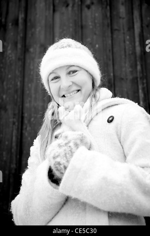 Ritratto di un sorridente giovane donna in inverno , in bianco e nero Foto Stock