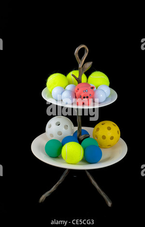 Queste palle sportive vengono visualizzati su un vassoio Foto Stock