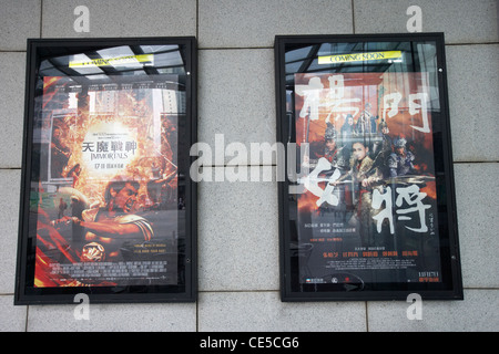 Cinese e Occidentale e manifesti di film al di fuori di un cinema di Hong kong RAS di Hong kong cina asia Foto Stock