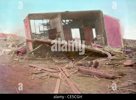 Circa 1900 a mano fotografia oscurata, tornado danni nel midwestern Stati Uniti. Foto Stock