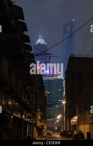 I grattacieli di Shanghai di notte visto dalla Città Vecchia Foto Stock