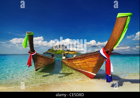 Longtail barche, spiaggia tropicale, sul Mare delle Andamane, Thailandia Foto Stock