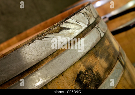 una botte di vino in legno e metallo usata come tavolo sul ponte di legno  del caffè. Terrazza con tavolo a botte. Un vecchio barile usato come mobili  Foto stock - Alamy