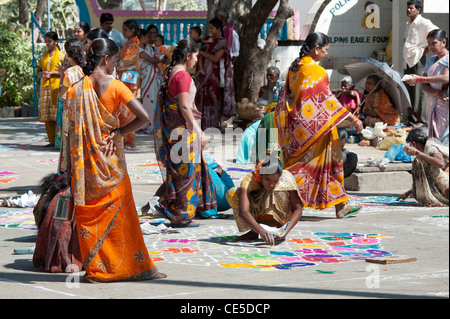 India donne rendendo Rangoli festival disegni in un villaggio indiano la concorrenza. Puttaparthi, Andhra Pradesh, India Foto Stock