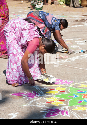 India donne rendendo Rangoli festival disegni in un villaggio indiano la concorrenza. Puttaparthi, Andhra Pradesh, India Foto Stock