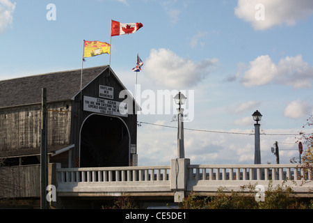 Ponte coperto più lungo ponte coperto in tutto il mondo 1282 piedi lunghi canadesi in legno ponte coperto di New Brunswick Foto Stock