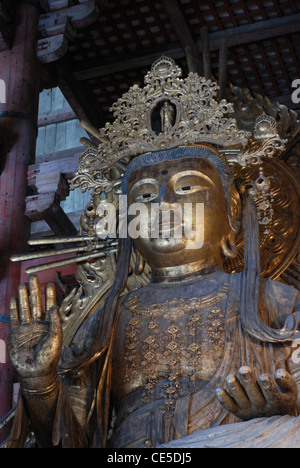 Nyirin Kannon, la Dea della Misericordia, Tempio di Todai-Ji, Nara Giappone. Una statua fatta d'oro all'interno del tempio di Nara. Il tempio ospita molte statue. Foto Stock