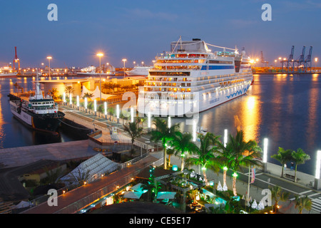 Vista della nave da crociera Aida dal Centro Comercial Muelle (centro commerciale) nel Parque Santa Catalina, Las Palmas Foto Stock