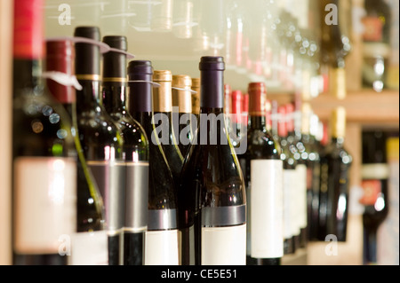 Una selezione di bottiglie di vino su un ripiano Foto Stock