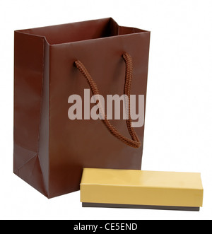 Brown shopping bag e un po' di scatola marrone isolate su sfondo bianco con percorso di clipping incluso nel file. Foto Stock