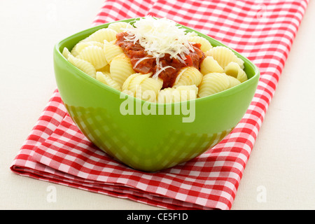 Deliziosa salsa marinara gusci di pasta fatta con freschi e deliziosi ingredienti Foto Stock