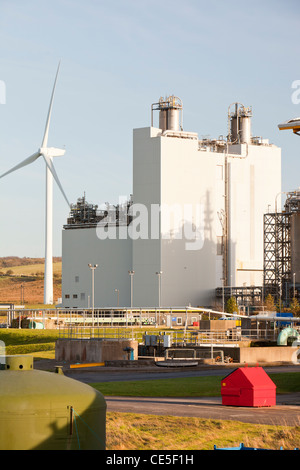 La fabbrica di Kodak a Workington, Cumbria, con una turbina eolica contribuendo ad alimentare la pianta, con un impianto di depurazione delle acque reflue in primo piano. Foto Stock