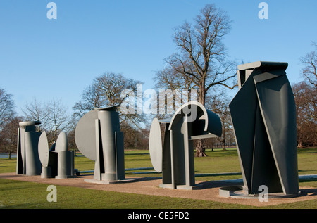 Passeggiata da Sir Anthony Caro a Yorkshire Sculpture Park in West Bretton, Wakefield Yorkshire England Regno Unito Foto Stock