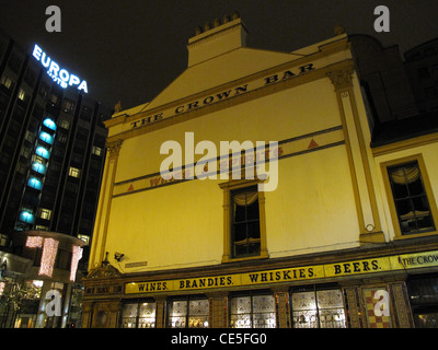 Night Shot del frontone del Crown Bar a Belfast, Irlanda del Nord Foto Stock