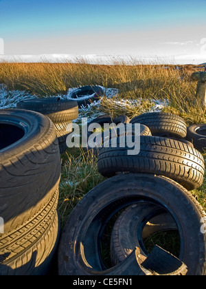 Volare il ribaltamento nel Parco Nazionale di Peak District, la pila di abbandono dei pneumatici per auto Foto Stock