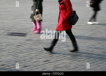 Donna che cammina in strada in città città Foto Stock