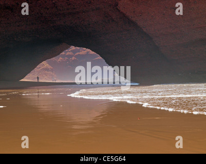 Archi naturali sulla spiaggia di Legzira, nel sud del Marocco, uno dei quali ha dato crollato Foto Stock